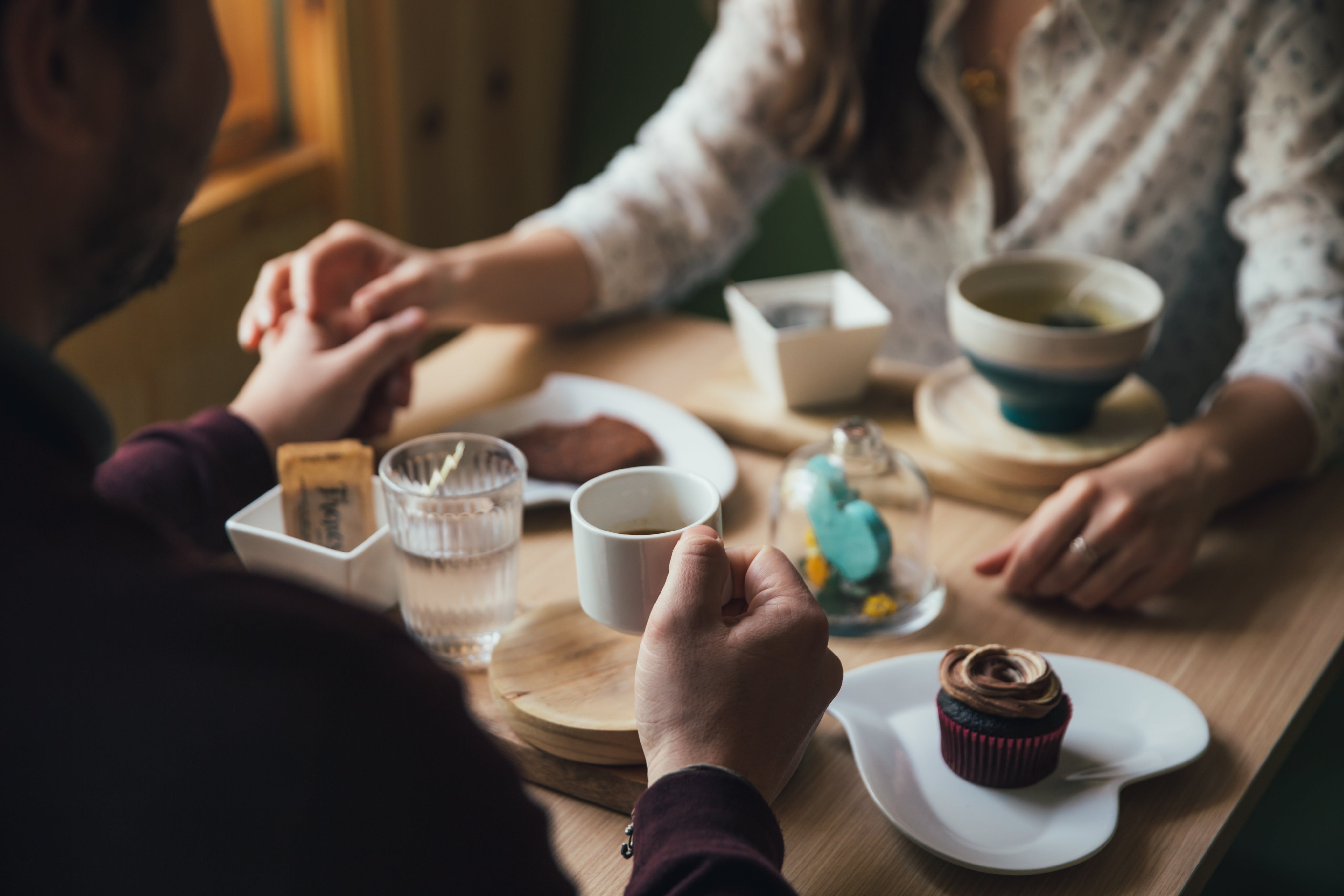 couple-on-coffee-date